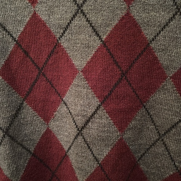 Men’s Dockers crew neck sweater in maroon and gray argyle pattern. - Picture 4 of 4